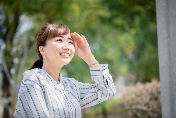 紫外線を浴びる女性